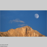 Mond über dem Berggipfel