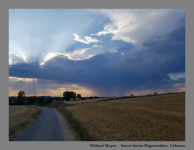 Sonne hinter Regenwolken